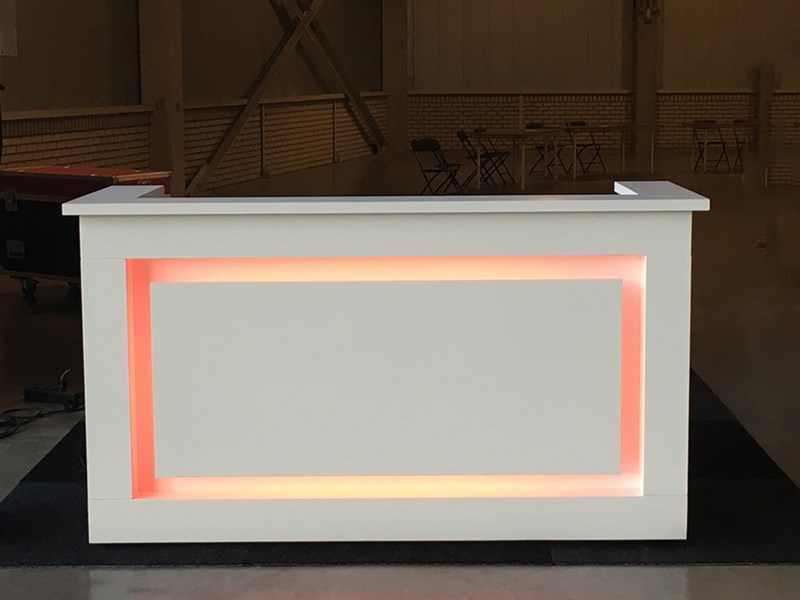 Witte modulaire bar / balie met led-verlichting voor op een beurs